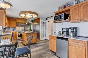 Dapur atau dapur kecil di The Oceanfront Inn on Stephens Bay +15 gambar