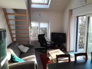 Coin salon dans l'établissement La cave au chat'pitre 'Le Fenil'