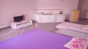 Habitación con 2 camas y TV. en Room in Guest room - Impact Don Mueang Bangkok Guest House en Thung Si Kan