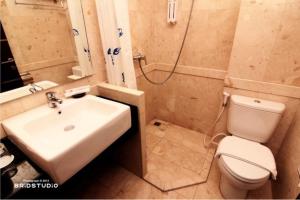 a bathroom with a sink and a toilet at Pondok Keluarga Osamaliki in Salatiga