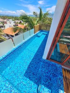 - une grande piscine bleue au-dessus d'un bâtiment dans l'établissement Hotel Casa Shula, Acapulco, à Pie de la Cuesta