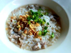 Sukjai Homestay في شيانغ ماي: وعاء من الأرز مع البصل الأخضر عليه