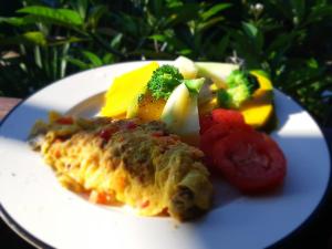 Sukjai Homestay في شيانغ ماي: طبق من الطعام عليه بيض وخضروات