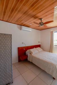 Schlafzimmer mit einem Bett und einem Deckenventilator in der Unterkunft 2 Comfortable New Villas Near Pacific, Private Pool with Waterfall in Loma