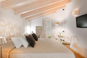 a bedroom with a bed with a tv on the wall at Affittacamere Boutique Room in Verona