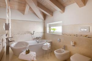 維洛納的住宿－阿菲塔卡梅勒精品酒店，带浴缸、盥洗盆和卫生间的浴室