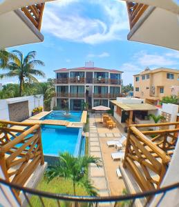 balcone con vista sulla piscina di un hotel di Hotel Casa Shula, Acapulco a Pie de la Cuesta