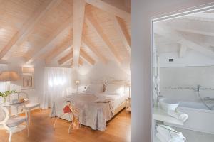 ein Schlafzimmer mit einem Bett und ein Badezimmer mit einer Badewanne in der Unterkunft Affittacamere Boutique Room in Verona