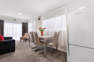 a dining room with a table and chairs at Pomare Cottage - Rotorua Holiday Home in Koutu