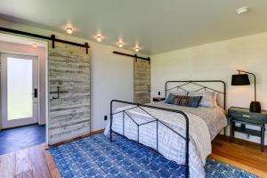 Cama o camas de una habitación en Haena Beach House home