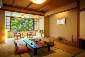 een woonkamer met een tafel en stoelen bij Harataki in Aizuwakamatsu
