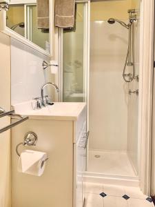 W łazience znajduje się umywalka i prysznic. w obiekcie Orana House w mieście Hobart
