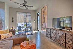 sala de estar con TV de pantalla plana grande en Urban Escape in SoLA with Private Patio! en Austin