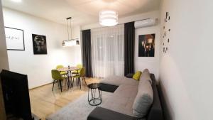 ein Wohnzimmer mit einem Sofa und einem Tisch in der Unterkunft Ancora apartment Lana in Novi Sad