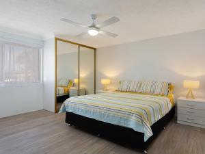 - une chambre avec un lit et un ventilateur de plafond dans l'établissement Island View 4 Opposite Wallis Lake, à Forster