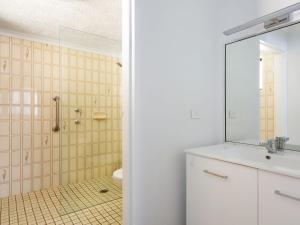 La salle de bains est pourvue d'une douche, d'un lavabo et de toilettes. dans l'établissement Island View 4 Opposite Wallis Lake, à Forster