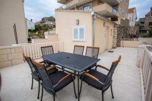 patio con mesa y sillas en el balcón en Serious Job Room, en Dubrovnik