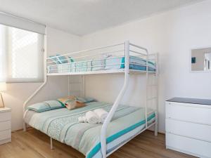 Un dormitorio con dos literas en una habitación. en Oceanic 2 On Main Beach, en Forster 7 fotos más