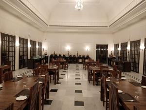 Restoran või mõni muu söögikoht majutusasutuses Hotel Raj Bagh Palace