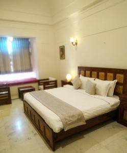 Voodi või voodid majutusasutuse Hotel Raj Bagh Palace toas