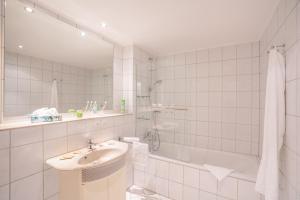Ванная комната в Aparthotel Tropenhaus Bansin