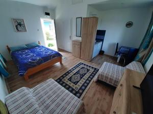 uma sala de estar com uma cama e um sofá em Termalna Rivijera Apartmani em Bogatić