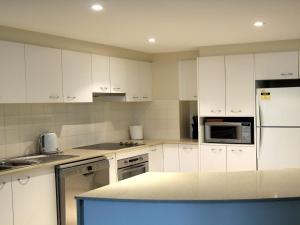 een keuken met witte kasten en een aanrecht bij Twin Pines 301 CBD Location in Forster