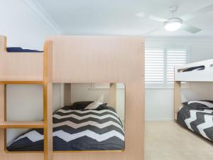 sypialnia z 2 łóżkami piętrowymi i łóżkiem w obiekcie Surfspray 2 Pebbly Beach w mieście Forster