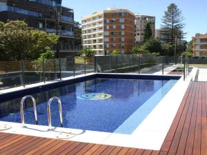 Piscina de la sau aproape de Strand Beachside 802