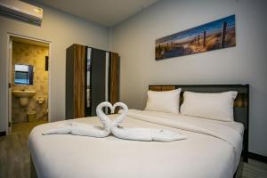 Una cama o camas en una habitación de โรงแรมกอดหมอน