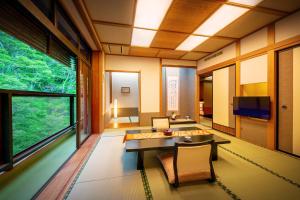 会津若松市にある今昔亭のテーブルと椅子、大きな窓が備わる客室です。