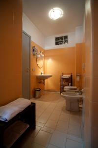 a bathroom with a toilet and a sink at Locanda Al 5 - Bed & Beer in Lainate