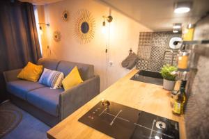 een woonkamer met een bank en een keuken met een wastafel bij Superbe -Appartement 2 personnes - Tignes le Lac - 813 - Le Palafour in Tignes