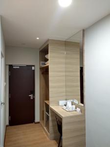 ein Badezimmer mit einem Waschtisch mit einem Spiegel und einem Waschbecken in der Unterkunft Maple Boutique Hotel in Malakka