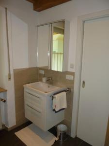 a bathroom with a sink and a mirror at Ferienappartement in der Wolfsgrube-Rambichler in Chieming