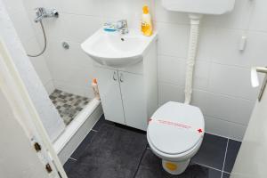 Koupelna v ubytování Vikend kuća Planinski raj + 36 fotografií