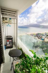 einen Balkon mit einem Tisch und Meerblick in der Unterkunft Căn hộ TMS Pullman cao cấp Studio có ban công view biển - Golden Wave Homestay in Quy Nhon