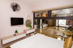 una camera con letto e un soggiorno di Căn hộ TMS Pullman cao cấp Studio có ban công view biển - Golden Wave Homestay a Quy Nhon