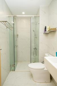 La salle de bains est pourvue d'une douche, de toilettes et d'un lavabo. dans l'établissement Căn hộ TMS Pullman cao cấp Studio có ban công view biển - Golden Wave Homestay, à Quy Nhơn