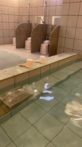 大田的住宿－太田豪華酒店，公共洗手间内带三个卫生间的浴室