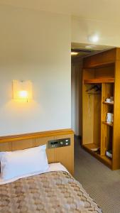 Un pat sau paturi într-o cameră la Ohta Grand Hotel