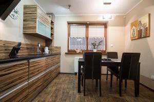 Kuchyňa alebo kuchynka v ubytovaní Apartamenty Rodzinne II ApartZakop