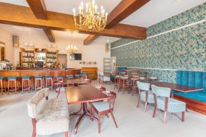 ein Restaurant mit Tischen und Stühlen und eine Bar in der Unterkunft Montagu Country Hotel in Montagu + 169 Fotos
