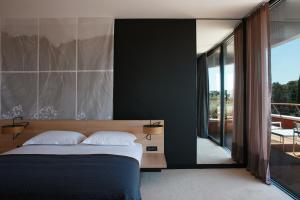 Кровать или кровати в номере Lone Hotel by Maistra Collection