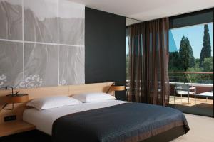 Кровать или кровати в номере Lone Hotel by Maistra Collection