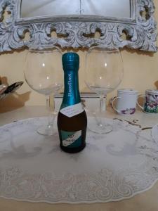 - une bouteille de vin assise sur une table avec deux verres dans l'établissement Authentic Room, à Ronciglione