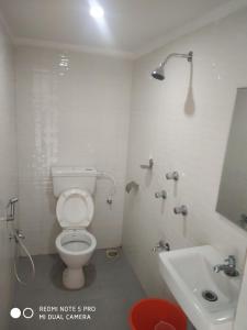 A bathroom at Bliss Holiday Inn