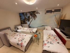 Ένα ή περισσότερα κρεβάτια σε δωμάτιο στο Cozy apartment with garden