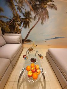 uma sala de estar com uma mesa com laranjas em Cozy apartment with garden em Estocolmo