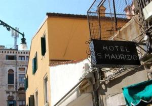 una señal de hotel en el lateral de un edificio en Residenza Hotel San Maurizio, en Venecia